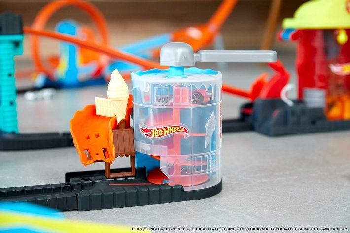 GJK74 Hot Wheels Downtown Ice Cream Meltdown Playset for sale in Barcelona