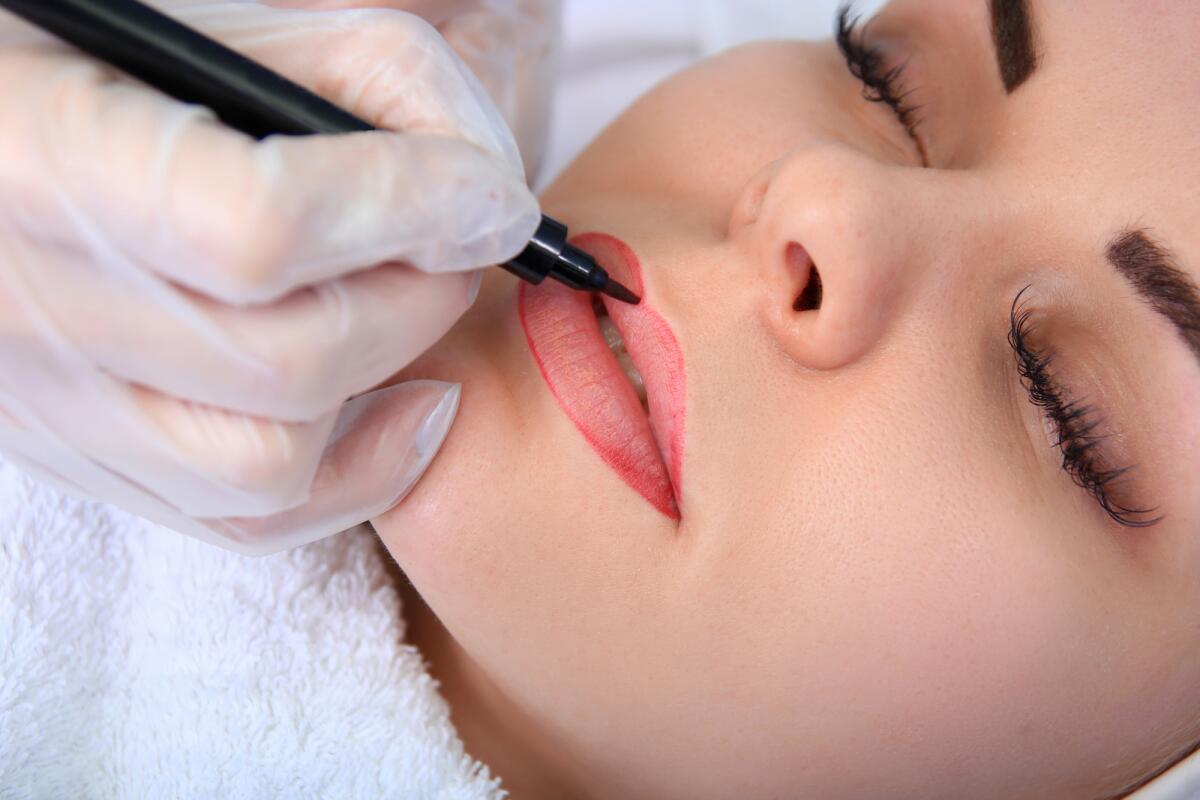 I offer permanent makeup services in Valencia:
  powder eyebrow makeup-60€
  permanent makeup of lip - 1
