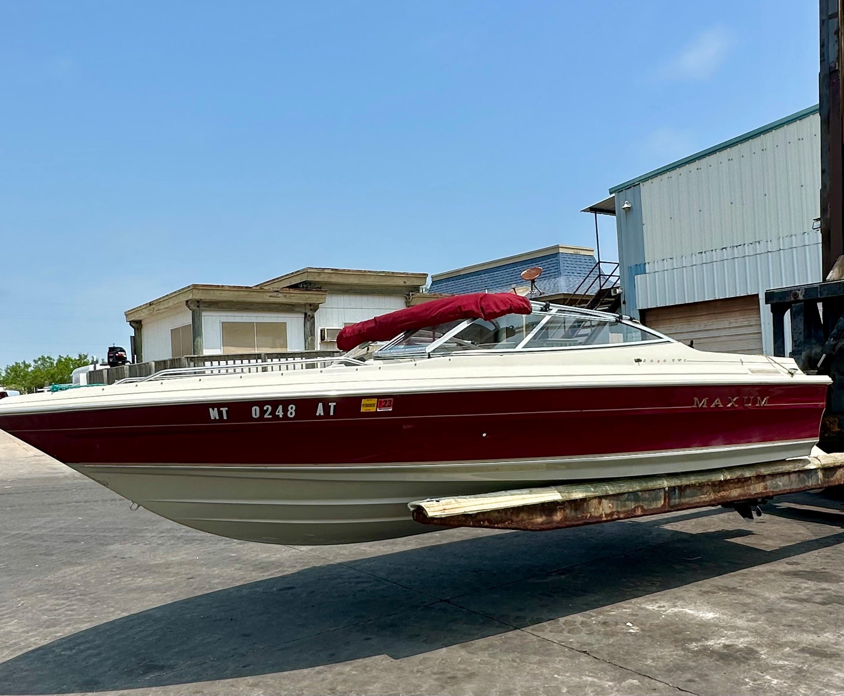 For sale boat Maxum 2100sr, 1996 250 hp with low mileage. Performed all maintenance, oil change, fil